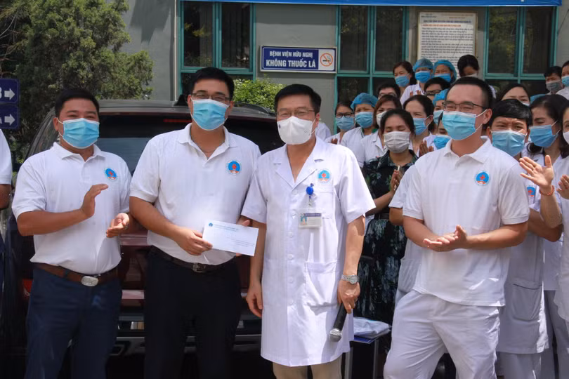 PGS.TS. Nguyễn Thanh Hà - Giám đốc Bệnh viện Hữu Nghị - tiến các bác sĩ lên đường chống dịch (Ảnh - BVCC) PGS.TS. Nguyễn Thanh Hà - Giám đốc Bệnh viện Hữu Nghị - tiến các bác sĩ lên đường chống dịch (Ảnh - BVCC)