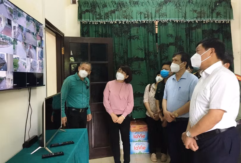 Thứ trưởng Bộ Y tế Đỗ Xuân Tuyên kiểm tra hệ thống camera ở khu cách ly tập trung thuộc Trung đoàn 833, khu Đại Phúc, TP. Bắc Ninh (Ảnh - Anh Tuấn) Thứ trưởng Bộ Y tế Đỗ Xuân Tuyên kiểm tra hệ thống camera ở khu cách ly tập trung thuộc Trung đoàn 833, khu Đại Phúc, TP. Bắc Ninh (Ảnh - Anh Tuấn)