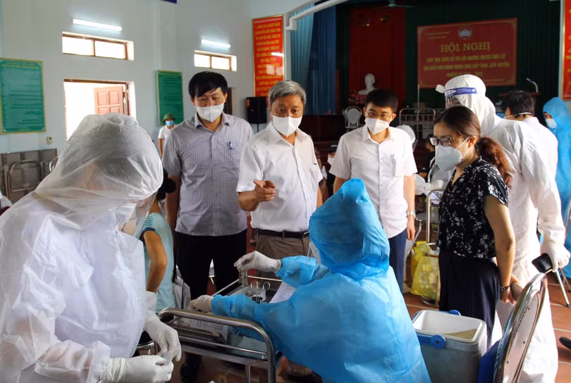 Thứ trưởng Bộ Y tế Nguyễn Trường Sơn và lãnh đạo Sở Y tế Bắc Giang kiểm tra công tác tiêm chủng tại huyện Lạng Giang (Ảnh - Đức Duy)