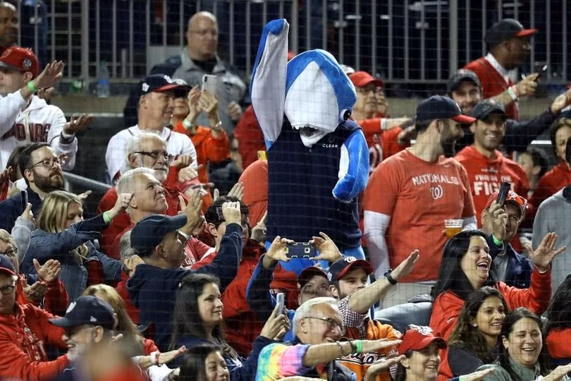 Người hâm mộ Đội Washington Nationals hát "Baby Shark" trong Trận đấu thứ ba của World Series 2019 (Ảnh: Getty) Người hâm mộ Đội Washington Nationals hát "Baby Shark" trong Trận đấu thứ ba của World Series 2019 (Ảnh: Getty)