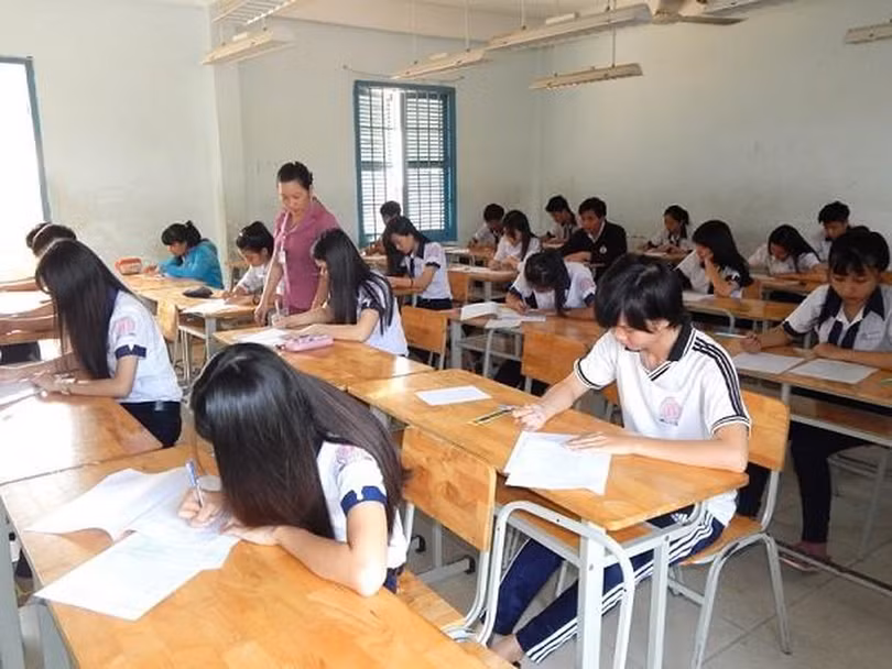 Đề thi Ngữ văn bị lộ khiến hàng ngàn học sinh dừng thi (Ảnh minh họa)