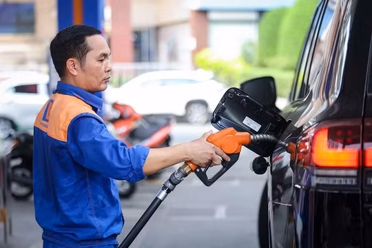 Giá xăng giảm gần 4.000 đồng/lít