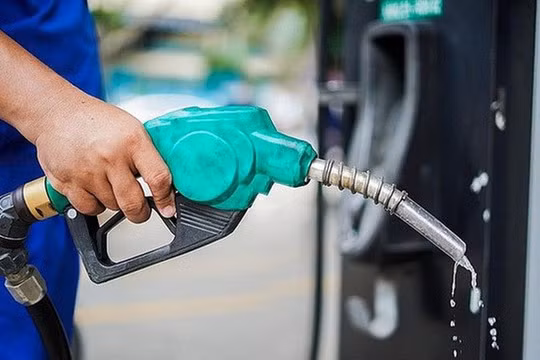 Giá xăng giảm xuống ngưỡng 23.000 đồng/lít