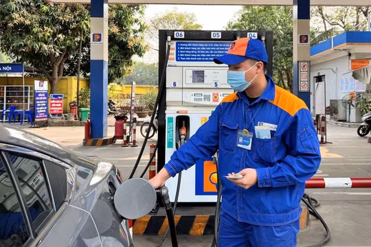 Giá xăng dầu giảm, mỗi lít rẻ hơn 1.000 đồng