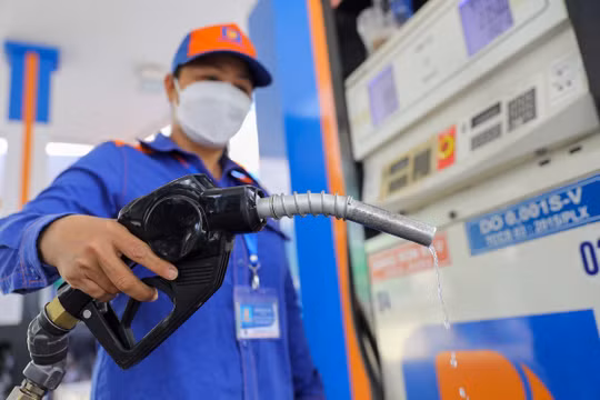Giá xăng giảm hơn 1.000 đồng mỗi lít