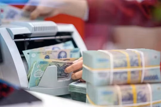 Lãi suất qua đêm tăng vọt lên 11%, tín hiệu gì từ thị trường tiền tệ?