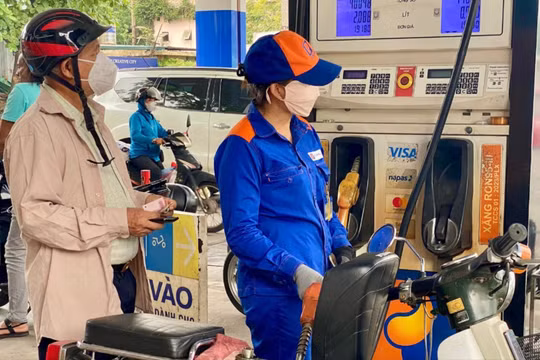 Khuyến khích người dân làm việc từ xa để giảm tiêu thụ xăng dầu