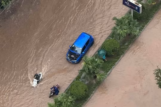 Hà Nội mưa lớn, nhiều tuyến phố ngập sâu