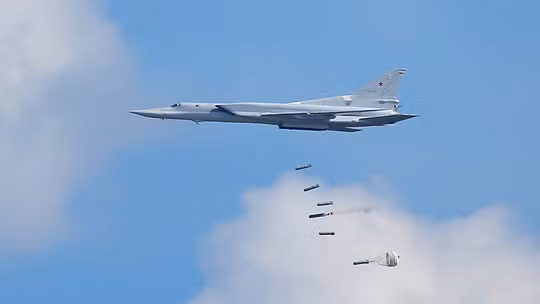 Máy bay ném bom chiến lược Tu-22M3 của Nga tuần tra trên biển Baltic
