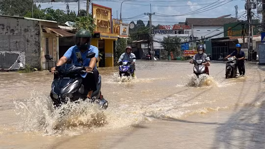 Mưa lớn kết hợp triều cường dâng cao khiến hàng loạt khu vực ở TP. Đồng Nai biến thành "sông"