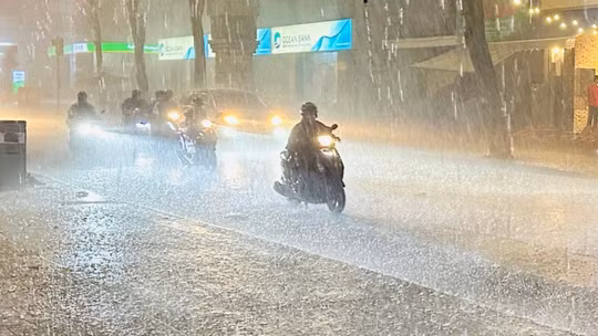 Hà Tĩnh đến Đà Nẵng hứng mưa như trút nước, có nơi vượt ngưỡng 350mm