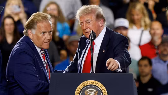 Ông Trump hứng cú sốc thăm dò, tỷ lệ ủng hộ rơi xuống mức thấp kỷ lục