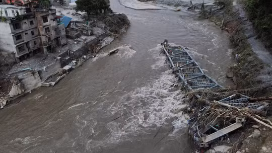 Biên giới Trung Quốc - Nepal tan hoang sau thảm kịch lũ quét, ít nhất 93.000 người cần cứu trợ khẩn