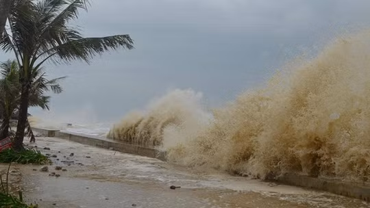 Áp thấp nhiệt đới có thể mạnh lên thành bão, đề nghị các tỉnh, thành phố sẵn sàng ứng phó