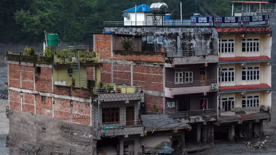 Cậu bé 8 tuổi sống sót giữa dòng lũ Nepal nhờ trèo lên cây, đoàn tụ với mẹ sau những ngày tuyệt vọng
