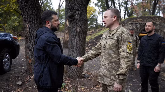 Tổng thống Zelensky thị sát sở chỉ huy quân sự ở “chảo lửa” Donetsk, hé lộ bước tiến mới của Ukraine