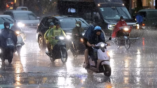 Mưa lớn bao trùm nhiều nơi ở Trung Bộ và Nam Bộ, cảnh báo mưa đá và gió giật mạnh