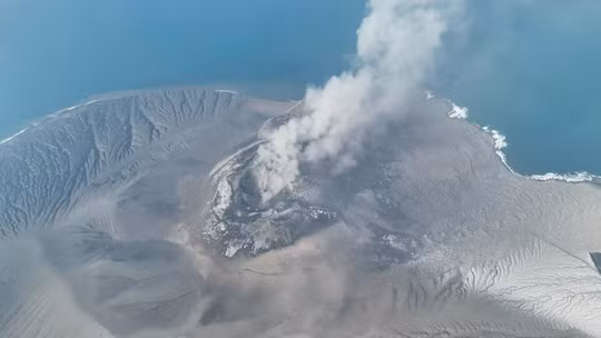 Indonesia mở cửa trở lại 5 sân bay sau thảm họa núi lửa Anak Krakatau phun trào