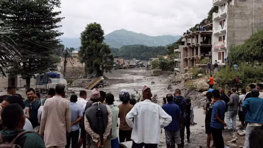 Lời kể bàng hoàng của người đàn ông Nepal thoát chết trong thảm họa lũ quét nhờ bám vào cây xoài