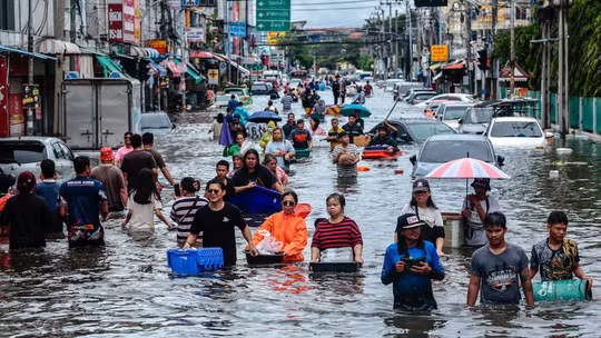 Bangkok cho công chức nghỉ lễ 2 ngày vì mưa lớn kéo dài, nhiều khu vực ngập sâu trong “biển nước”