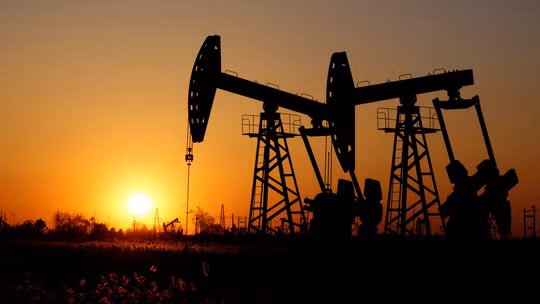 Giá dầu bật tăng hơn 2% sau khi ông Trump đe dọa các quốc gia ủng hộ Iran