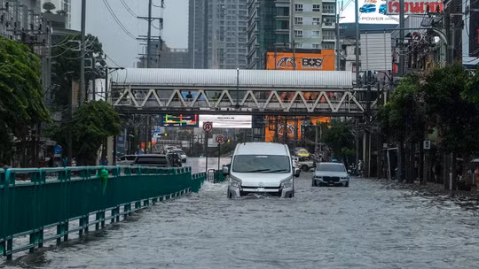 Bangkok chìm sâu trong nước lũ, chính quyền kích hoạt báo động thiên tai