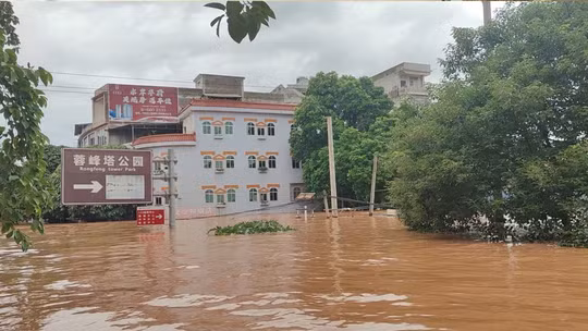 Trung Quốc đối mặt “bão chồng bão” kéo theo mưa lớn gây nguy cơ lũ lụt nghiêm trọng