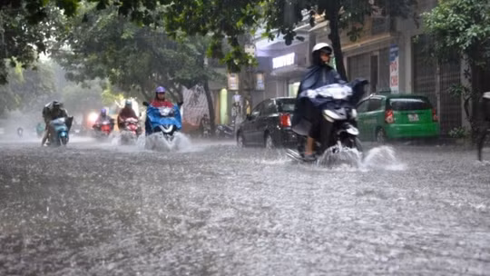 Bắc Bộ và Thanh Hóa mưa lớn có nơi trên 70mm, cảnh báo nguy cơ lốc sét, mưa đá và gió giật mạnh