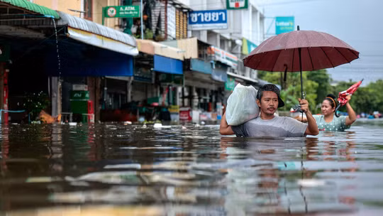 Bangkok oằn mình trong “biển nước”, người dân kể lại những giờ vật lộn giữa mưa ngập