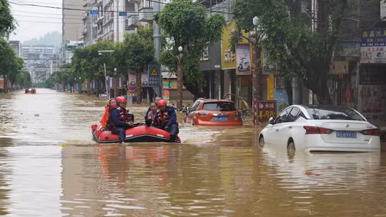 Tàu cứu hộ lưỡng cư xuất hiện giữa vùng lũ ở Trung Quốc, khẩn cấp đưa dân đến nơi an toàn
