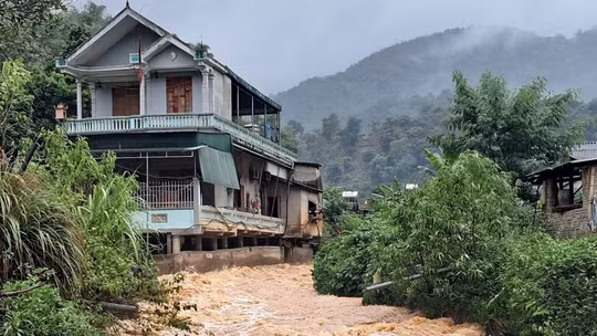 Cảnh báo nguy cơ lũ quét, sạt lở đất tại Quảng Ninh và Thanh Hóa do mưa lớn