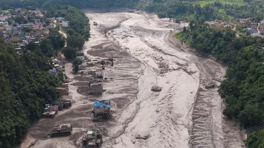 Cửa khẩu biên giới Nepal - Trung Quốc “biến mất” sau lũ quét, đội cứu hộ chỉ tìm thấy “toàn đổ nát”