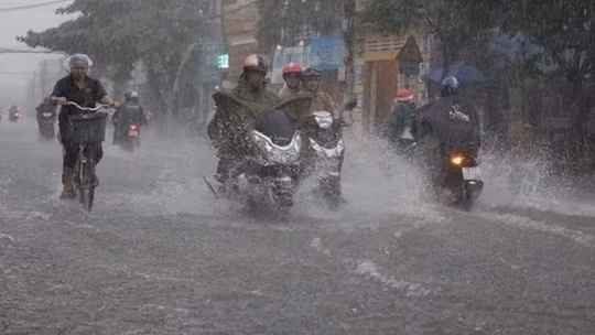 Mưa lớn “sầm sập” trút xuống Bắc Bộ và Trung Bộ, có nơi mưa vượt ngưỡng 500mm