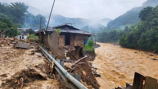 Cảnh báo nguy cơ lũ quét và sạt lở đất nguy hiểm đe dọa 5 tỉnh, thành miền Trung do mưa lớn
