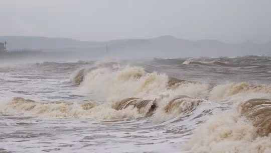 Cảnh báo gió giật mạnh, lốc xoáy và mưa dông trên nhiều vùng biển gây nguy hiểm cho tàu thuyền