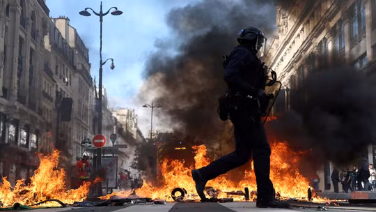 Làn sóng biểu tình lan rộng khắp châu Âu, Paris rơi vào cảnh tê liệt “như bị phong tỏa”
