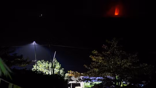 Núi lửa Anak Krakatau ở Indonesia phun trào dữ dội, loạt trường học, sân bay phải tạm dừng hoạt động