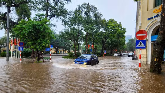 Công an Hà Nội khuyến cáo an toàn PCCC&CNCH khi mưa lớn, ngập lụt, cây đổ