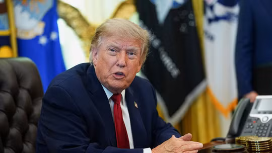Ông Trump bất ngờ ký lệnh bỏ công nghệ mới, quay lại máy phóng hơi nước trên tàu sân bay