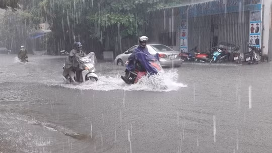 Mưa lớn cực đoan trút xuống nhiều khu vực ở Trung Bộ và Nam Bộ, có nơi vượt ngưỡng 70mm