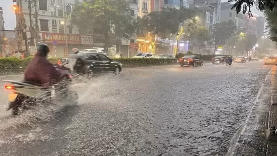 Cảnh báo: Dông mạnh kèm lốc sét, mưa đá có thể xảy ra trong ít giờ tới tại khu vực Hà Nội