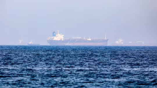 Một tàu chở dầu ngoài khơi Yemen bị nhóm người có vũ trang tấn công và chuyển hướng về Somalia