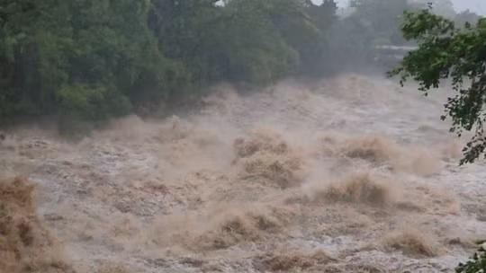 Bão Lala quét qua Hawaii gây mất điện trên diện rộng, ít nhất 100 ngôi nhà bị hư hại