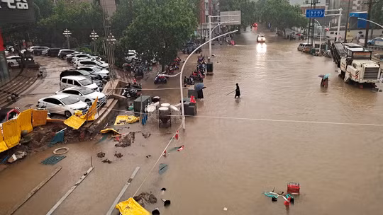 Chủ tịch Trung Quốc Tập Cận Bình chỉ đạo khẩn cấp ứng phó thảm họa lũ lụt và sạt lở đất