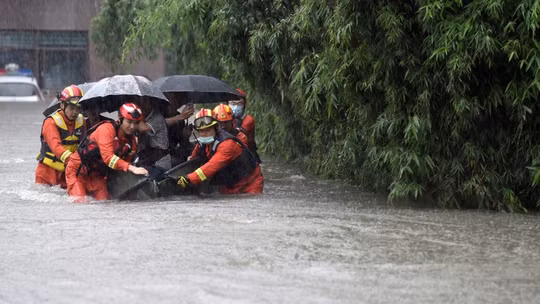 Lũ lụt kinh hoàng khiến hàng nghìn người Trung Quốc phải sơ tán, Nhật Bản có người thiệt mạng