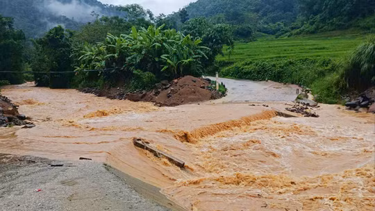 Khẩn cấp: Cảnh báo lũ quét, sạt lở và sụt lún đất diện rộng tại 5 tỉnh miền núi phía Bắc