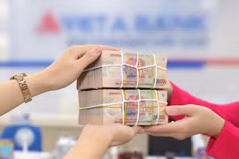 Lãi suất hấp dẫn khiến tiền gửi vào ngân hàng tăng cao kỷ lục. Ảnh: Hải Thu