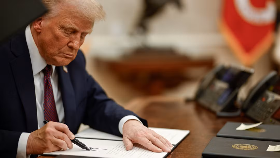 Ông Trump ký sắc lệnh khẩn cấp siết nhập khẩu thiết bị điện Trung Quốc. Ảnh: LTN.