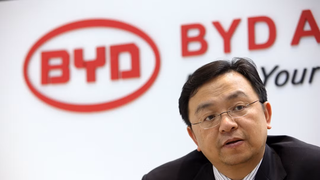 Từ một kỹ sư nghèo, Vương Truyền Phúc đã trở thành tỷ phú, ông chủ và CEO hãng xe điện số 1 Trung Quốc. Ảnh: Thepaper.