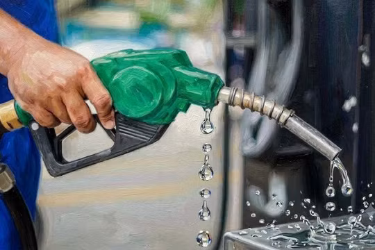 BSR lãi kỷ lục trong cơn sốt giá dầu, ai chia sẻ gánh nặng với người dân?